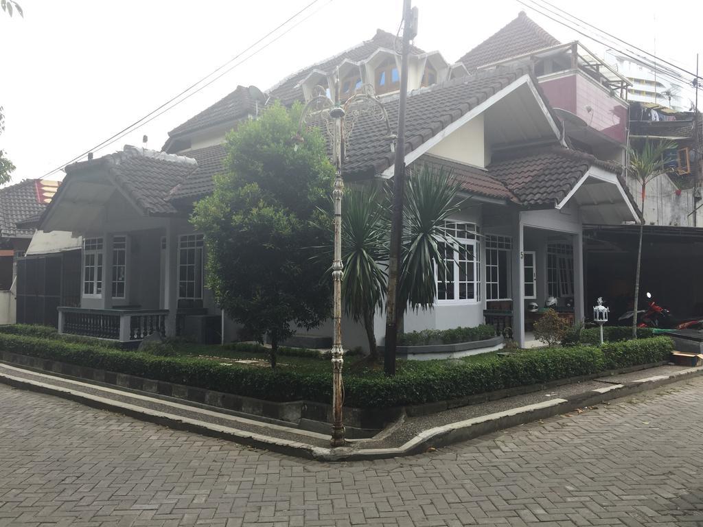 Pele Guesthouse Bandung Ngoại thất bức ảnh